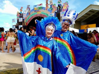 Suzana Rodrigues e José Menezes, casal que há 12 anos brinca o Carnaval com a vestimenta da bandeira de Pernambuco da cabeça aos pés