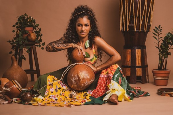 Também intérprete, percussionista e produtora cultural, Poli tem raízes afroindígenas e inspiradas na sua ancestralidade africana e nordestina. Imagem: Sandrine Neves.