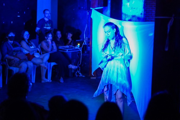Ybirá e as sementes de Algaroba em apresentação no País das Artes Cênicas. Imagem: Simon FIlmes (Secult-PE/ Fundarpe)