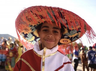 Cortejo Brincantes de Pernambuco desfilando pelo bairro da Cohab, em Salgueiro. (Foto: Juana Carvalho)