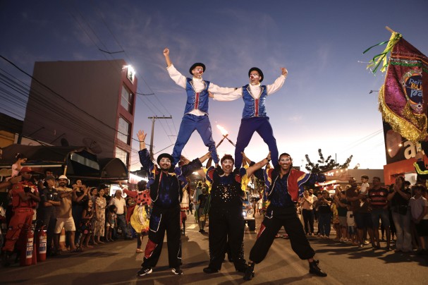 Fazendo acrobacias e inserindo pirotecnias ao espetáculo, o grupo de artistas contribuiu ainda mais para a adesão do público ao clima do festival