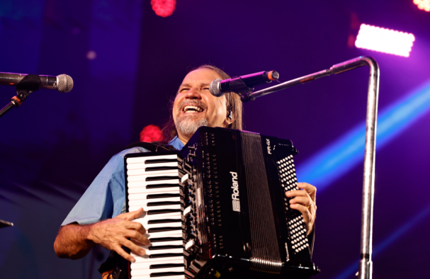 Dorgival Dantas seguiu o show com um repertório de sucessos que atravessou gerações, com faixas como “Destá”, além de apresentar um pout-pourri animado em ritmo de quadrilha, com releituras de clássicos como “Anna Júlia”, do grupo Los Hermanos