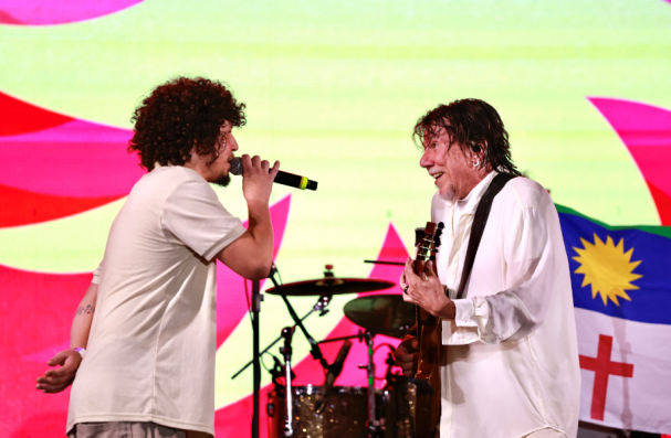  Um dos pontos altos foi a participação especial de Chico Chico, que voltou ao palco para cantar “Candeeiro Encantado” com Lenine