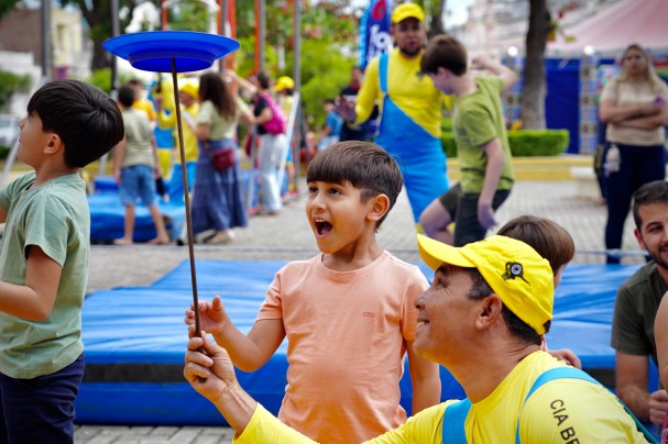 Companhia Brincantes de Circo durante vivência circense com crianças na Praça da Rosa - Pesqueira. Imagem: Daniela Pedrosa (Secult-PE/Fundarpe).