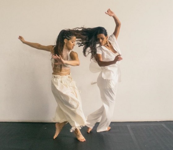 Com direção de Jorge Garcia e assistência de Marcelo Sena, Locomotivas costura uma linguagem cênica própria que transita entre o frevo, a dança contemporânea e o audiovisual I Foto: Luara Olívia/Divulgação