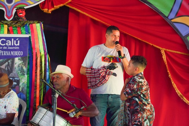 após se apresentar em Salgueiro, o Mestre Calú – Patrimônio Vivo de Pernambuco, mamulengueiro e natural de Vicência, retornou à programação com o “Presépio Mamulengo Flor de Jasmim”, espetáculo que reúne teatralidade, trilha sonora ao vivo, contação de histórias e humor