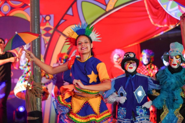 O Grupo de Dança Folcpopular apresentou o espetáculo “Papangus em Folia”, uma encenação protagonizada por crianças e jovens, que contou a história da manifestação cultural dos papangus, figura típica do carnaval no interior de Pernambuco