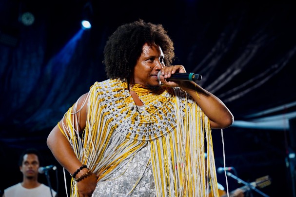 Do Morro da Conceição, no Recife, Lucas dos Prazeres emocionou ao incorporar no seu show diferentes manifestações da cultura popular local. Com grande orquestra – também montada com agbês, atabaques, percussão e metais – e um corpo de canto e baile único, a apresentação convidou todo mundo para entrar na roda em um passeio em ritmos como o ijexá, coco, maracatu e o samba