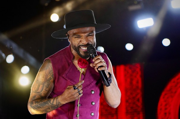Alexandre Pires trouxe um repertório que passeou por grandes sucessos da carreira solo e da época do Só Pra Contrariar (SPC), com hits como “Essa Tal Liberdade”, “Tá Por Fora” e “Quando É Amor”, fazendo a plateia cantar do início ao fim