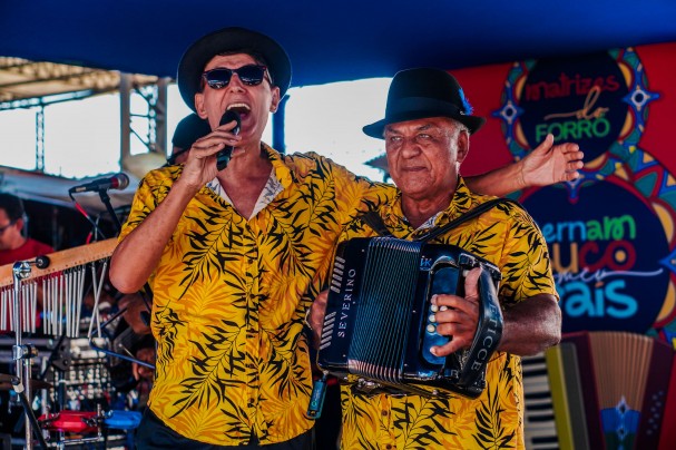 O forró pé de serra ecoou pela feira, com a apresentação de Severino dos 8 Baixos, que trouxe o trio mais conhecido do estilo, a sanfona, a zabumba e o triângulo, para não deixar ninguém parado.