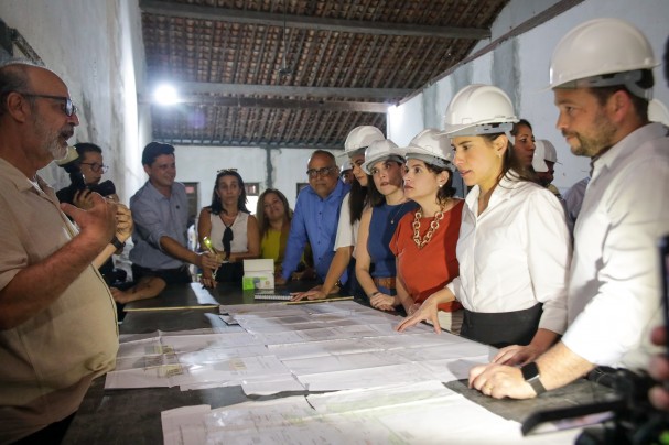 Antes de assinar o ordem de serviço, a governadora Raquel Lyra vistoriou o andamento das obras do Museu de Arte Contemporânea de Pernambuco (MAC-PE), que recebe um investimento de R$ 3,8 milhões. O projeto contempla serviços de conservação e restauro do edifício histórico, antiga cadeia eclesiástica de Olinda, construída no século XVIII e tombada em âmbito estadual e federal. I Foto: Eduardo Cunha/Secult-PE/Fundarpe