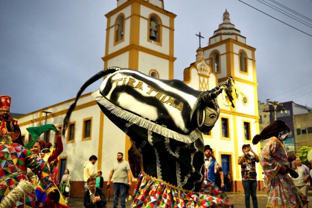 Recém intitulado Patrimônio Vivo de Pernambuco, Boi Tira Teima se apresenta em sua terra natal, durante a passagem da Trupe Pernambuco Meu País, para o festival. Imagem: Daniela Pedrosa (Secult-PE/Fundarpe).