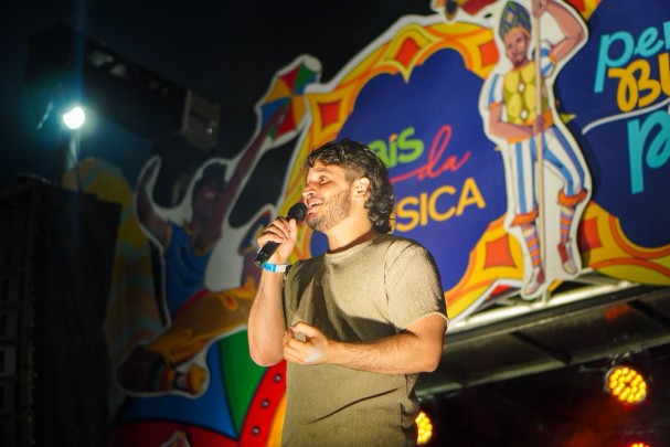 Cantor recifense, Mazuli, durante apresentação no Festival Pernambuco Meu País, em Caruaru. Imagem: Simon Filmes (Secult-PE/Fundarpe).