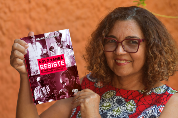 Em seu estande (16 C e D), além de apresentar seu catálogo de livros em condições especiais, a Cepe fará sessões de autógrafos e oficinas. Finalista do Prêmio Jabuti (2019), o livro Povo Xambá resiste: 80 anos de repressão aos terreiros de Pernambuco, de Marileide Alves, ganhou nova impressão pela editora devido a grande procura. O título aborda a criminalização e repressão policial aos terreiros, sobretudo no Estado Novo (1937-1945). A autora recebe o público no sábado (4), às 10h. I Foto: Cepe/Divulgação