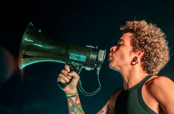 Criado por Rebeca Gondim e Maria Agrelli, "Revinda" é um grito cênico que mescla dança, música, artes visuais, poesia e Libras, para expressar as dores, revoltas e celebrações do povo preto e periférico I Foto: Filipe Gondim/Divulgação