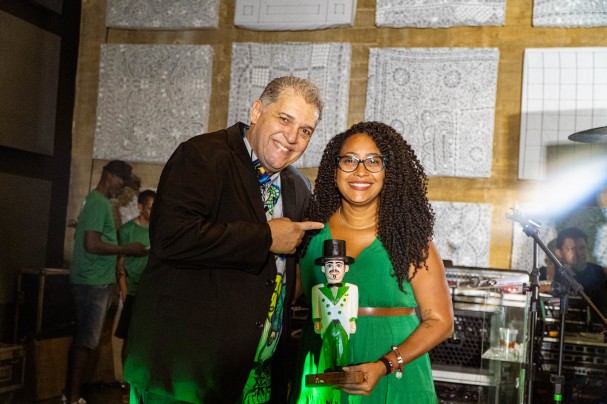 Recebendo o reconhecimento na categoria Acolhimento Cultural, Yasmim teve seu trabalho destacado em uma noite marcada pela celebração de artistas, agremiações e instituições que fortalecem o Carnaval e a cultura pernambucana.