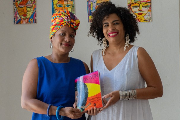 A publicação conta com obras da artista visual Sil Karla, autodidata, filha de baiana e pernambucana, residente em Olinda há mais de 20 anos. Premiada na Cow Parade Recife (2017) e na mostra internacional Art Freedom (Paris, 2019), Sil utiliza tinta acrílica e giz pastel em telas e suportes variados.