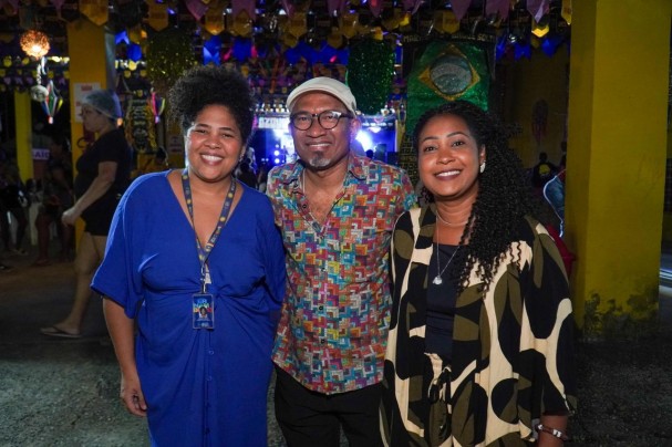 A secretária Executiva de Cultura de Pernambuco, Yasmim Neves, a gerente de Política Cultural da Secult-PE, Wanessa Santos, e Maciel Salú, multiartista e filho do Mestre Salustiano durante a celebração na Casa da Rabeca.