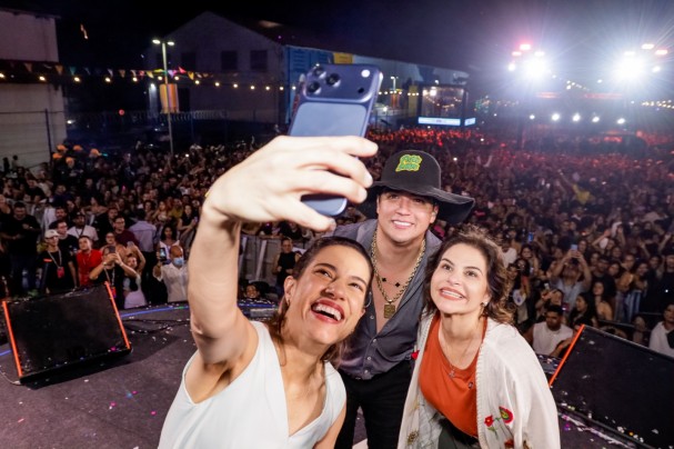 Pela primeira vez em Recife, o festival trouxe um público imenso às margens do rio Capibaribe em sua abertura oficial na cidade, que contou com a presença da governadora Raquel Lyra e a vice-governadora Priscila Krause.