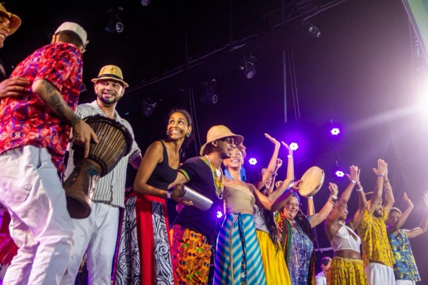 Os trabalhos começaram com a força da cultura popular de Olinda com o Coco de Umbigada. Liderado por Mãe Beth de Oxum, o Coco de Umbigada realiza espetáculos por todo país levando o canto, o ritmo e a dança de uma das mais expressivas brincadeiras de umbigadas do Brasil – o Coco. 