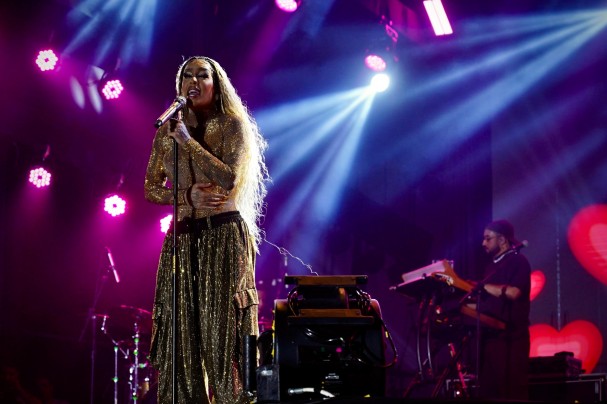 Com um repertório que transita entre o samba, o pop e a música brasileira contemporânea, Gloria Groove fez todo mundo cantar e dançar ao som de hits como “Nosso Primeiro Beijo”, “A Tua Voz” e “A Queda”.