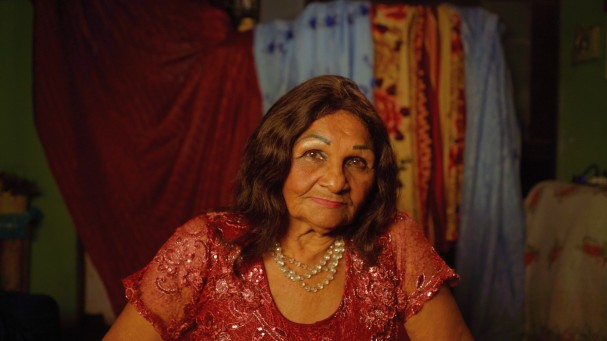 Índia Morena reforça a homenagem que “Mambembe” faz ao circo itinerante brasileiro. Com mais de seis décadas dedicadas ao picadeiro, a artista simboliza uma tradição construída na estrada, entre montagens, viagens e a relação com a plateia.