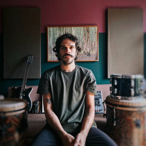 O músico, produtor e roteirista Cássio Sales constrói paisagens sonoras e texturas que dialogam com o improviso